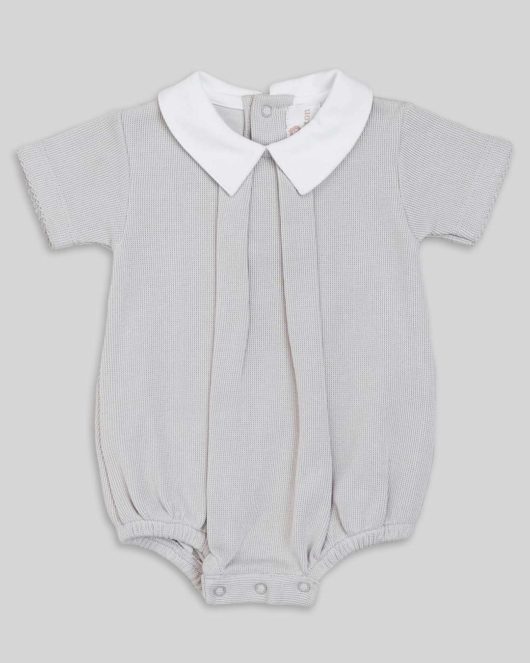 Romper de bebê varon na cor cinza, desenho clasico e comodo para cualquier ocasion