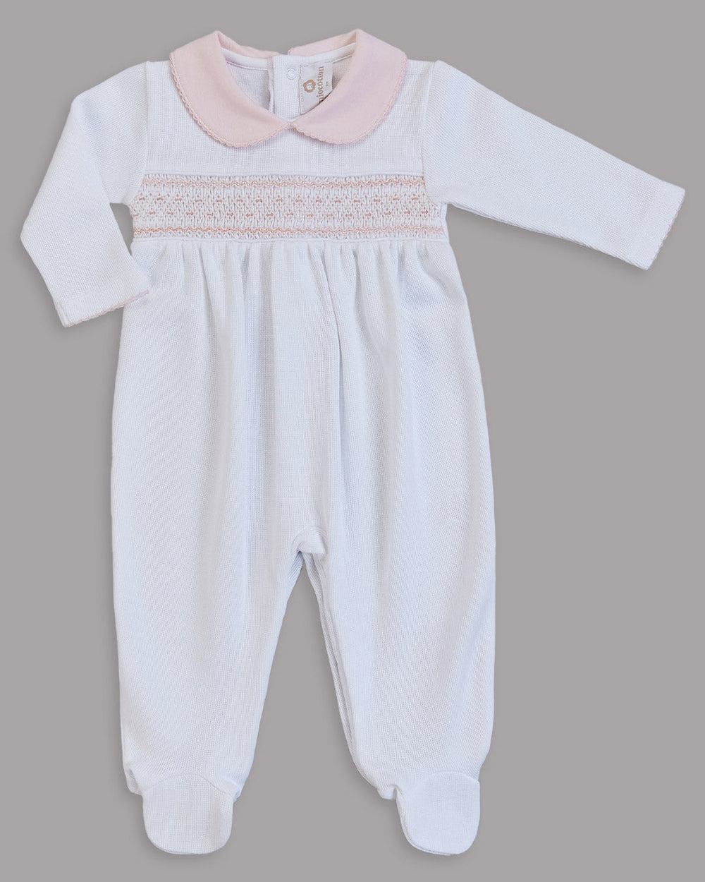 Macacão branco para bebê, prático e elegante.