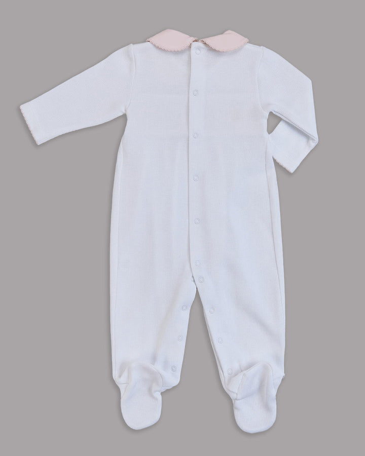 Macacão branco para bebê, prático e elegante.