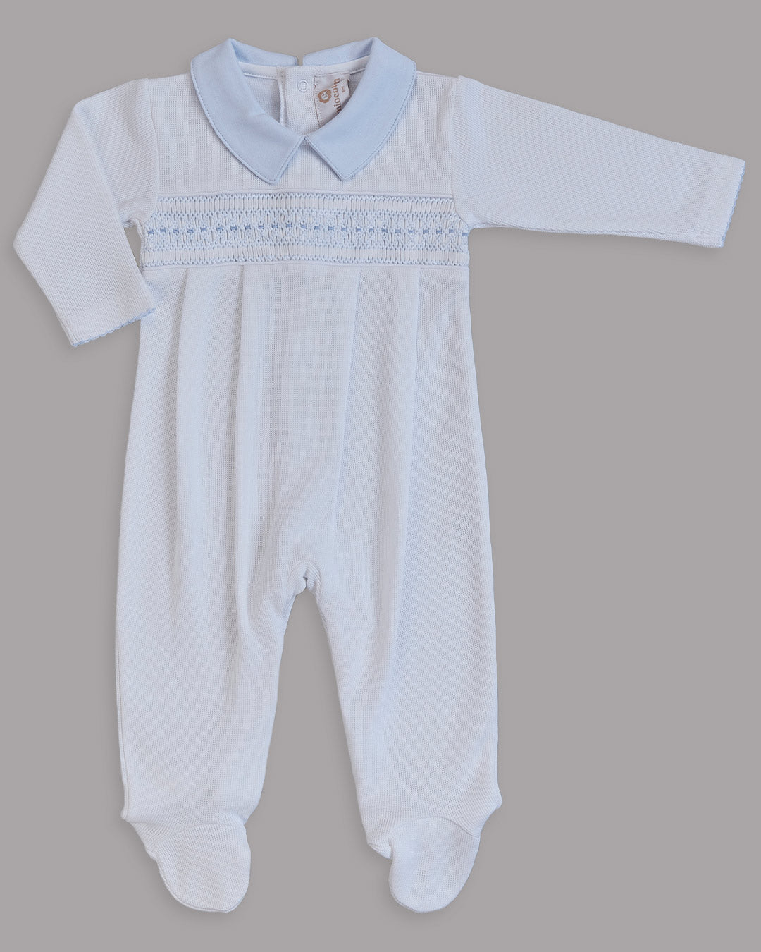 Macacão branco com celeste para bebê, prático e encantador.