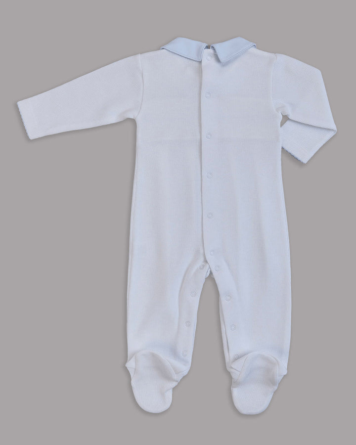 Macacão branco com celeste para bebê, prático e encantador.