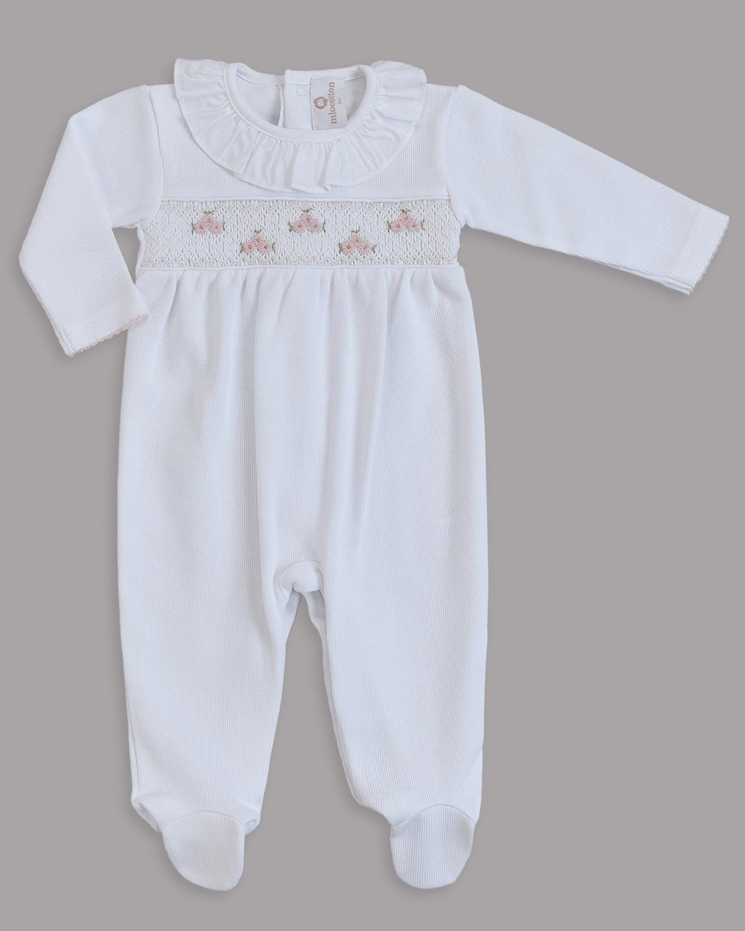 Macacão branco para bebê, perfeito para uso diario e eventos casuais.