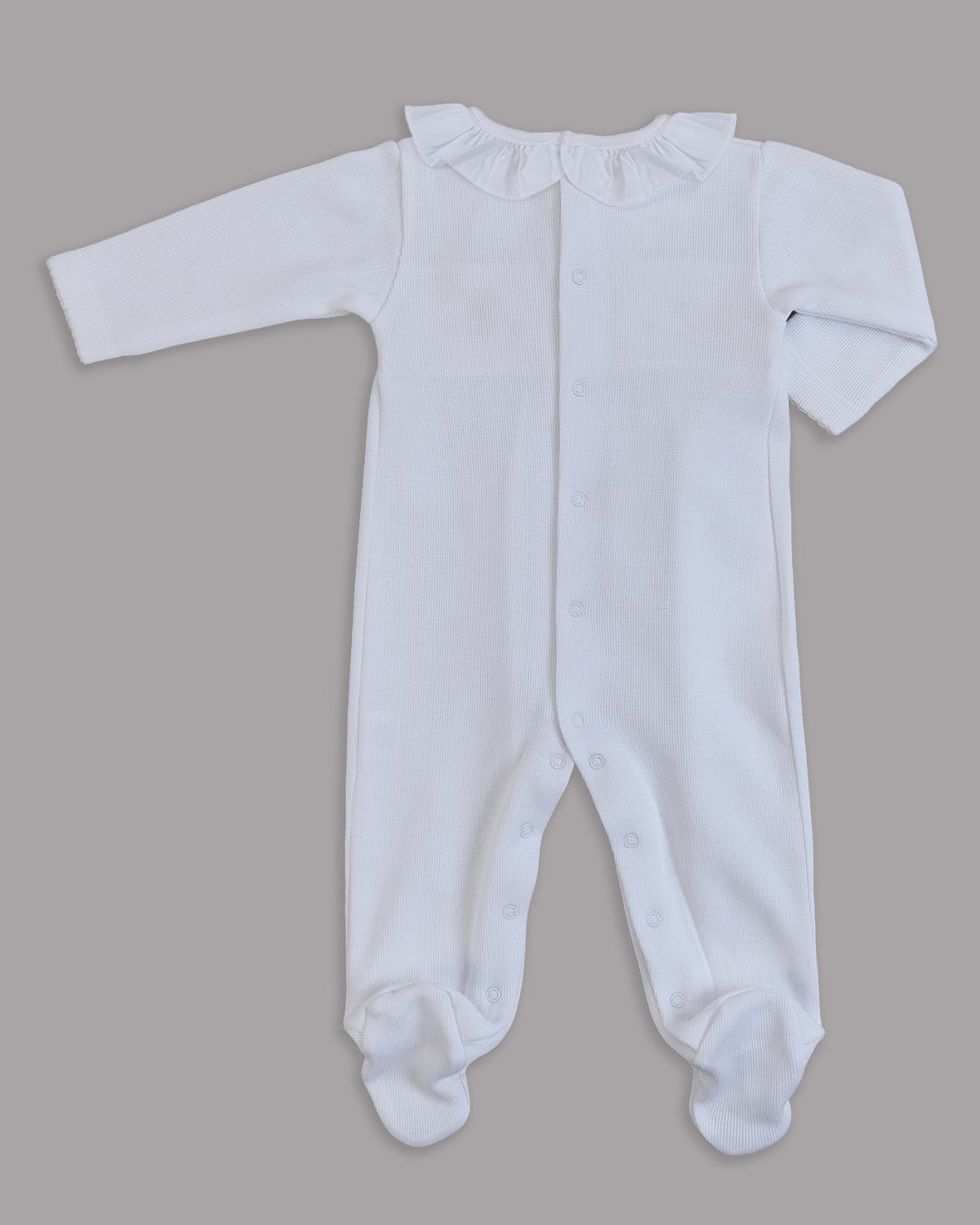 Macacão branco para bebê, perfeito para uso diario e eventos casuais.