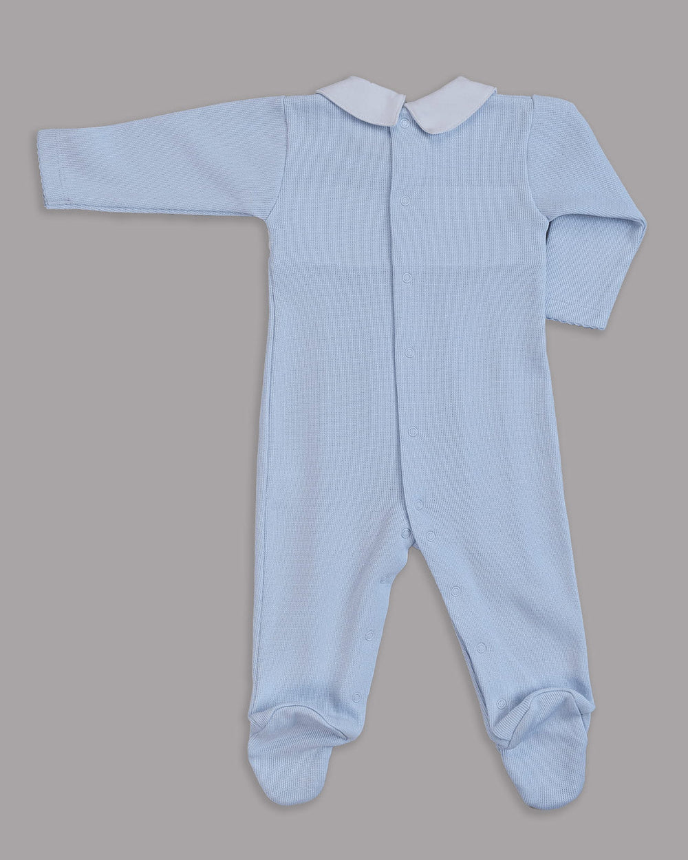 Macacão celeste com branco para bebê, perfeito para o dia a dia.