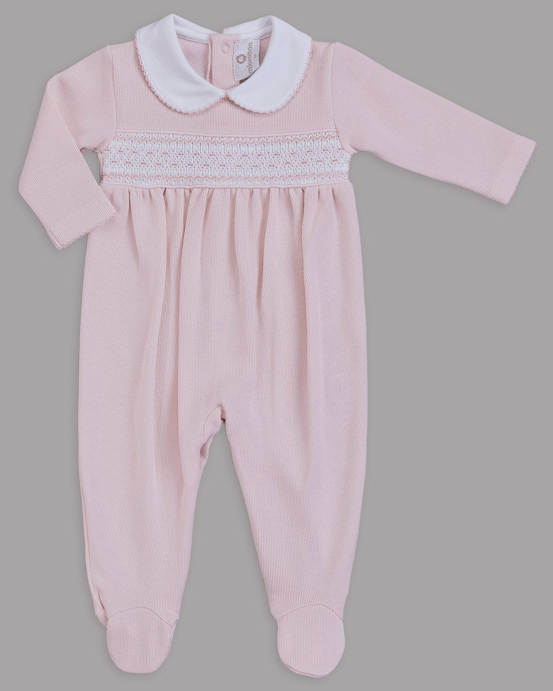 Macacão rosa para bebê, uma roupa doce e prática.