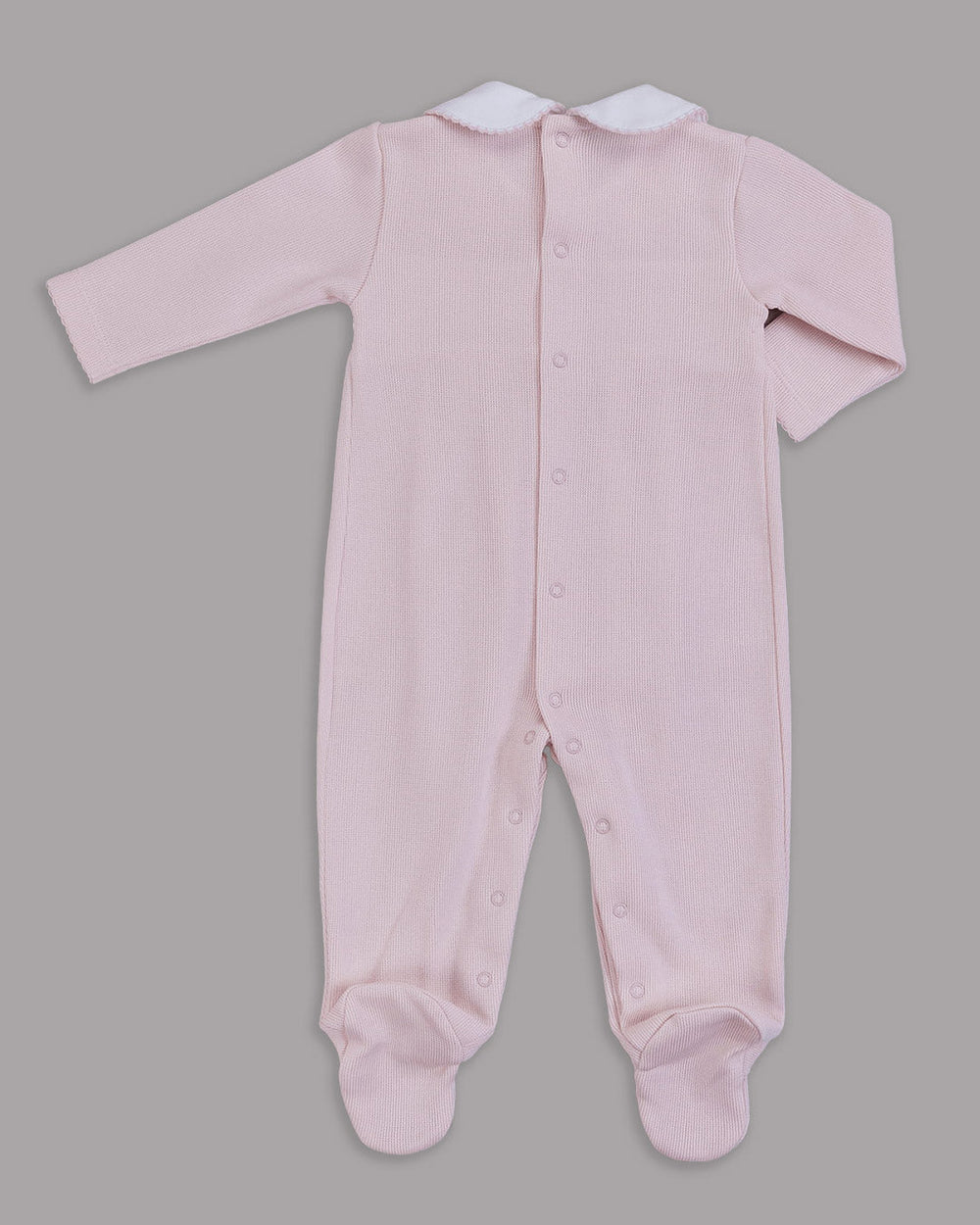 Macacão rosa para bebê, uma roupa doce e prática.