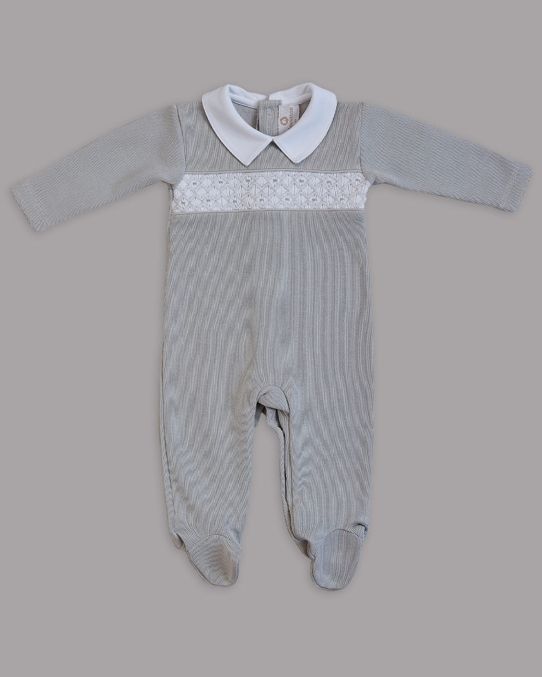 Macacão gris com branco para bebê, prático e elegante para toda ocasião.