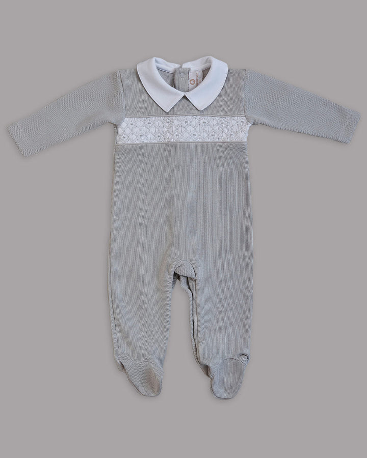 Macacão gris com branco para bebê, prático e elegante para toda ocasião.