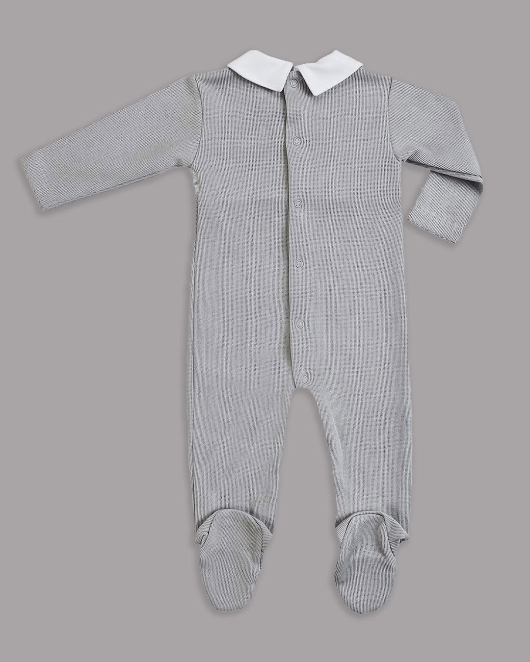 Macacão gris com branco para bebê, prático e elegante para toda ocasião.