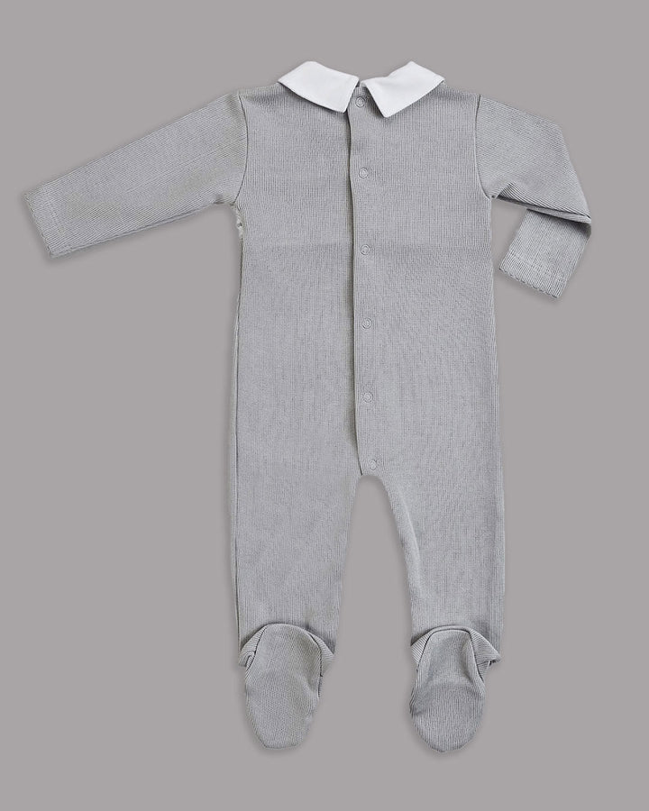 Macacão gris com branco para bebê, prático e elegante para toda ocasião.