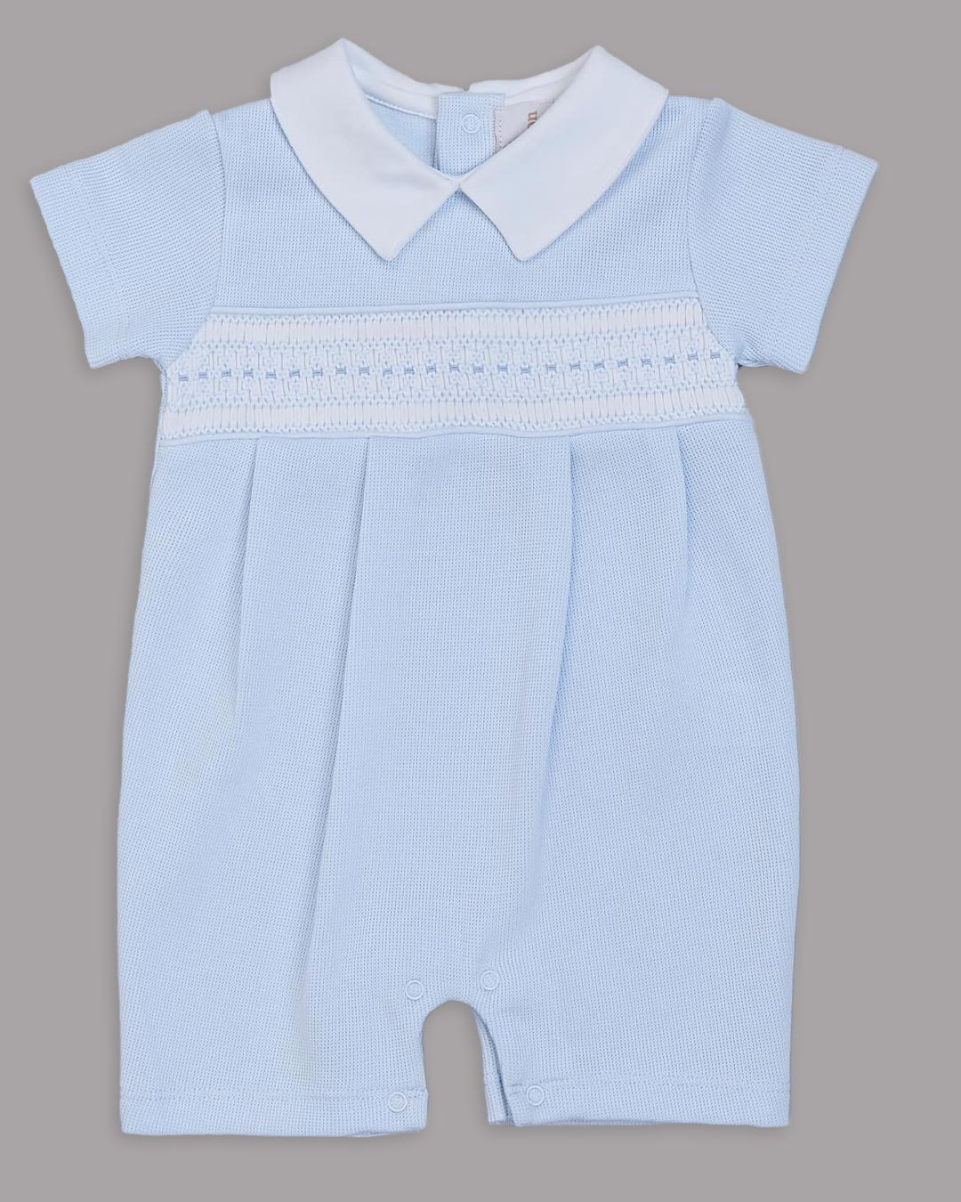 Macacão curto Alessi para bebês na cor celeste com bordado smocking inglês 