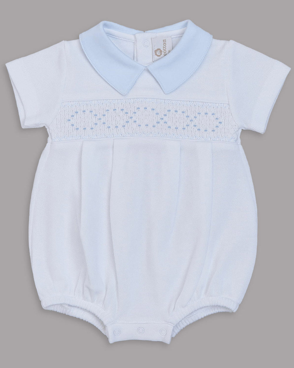 Romper branco com detalhes celestes, perfeito para adicionar estilo e confort para o guarda-roupa do bebê.