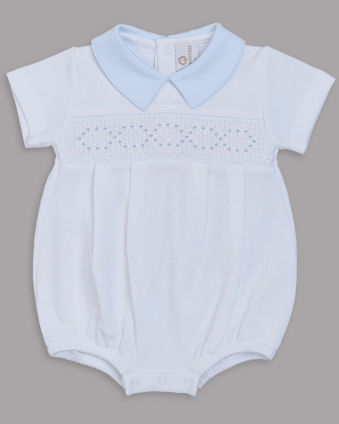 Romper branco com detalhes celestes, perfeito para adicionar estilo e confort para o guarda-roupa do bebê.