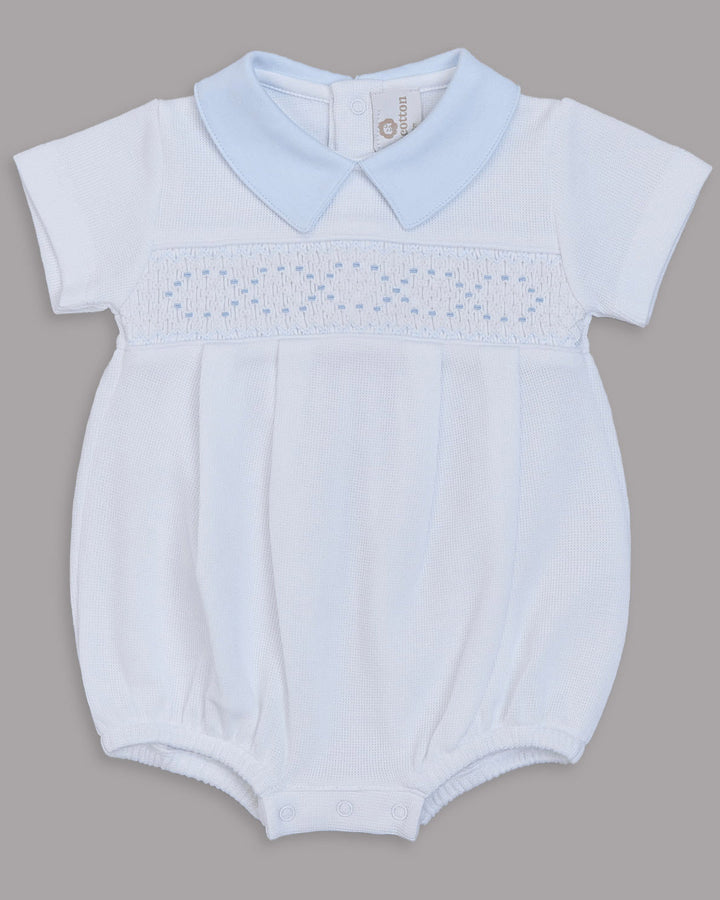 Romper branco com detalhes celestes, perfeito para adicionar estilo e confort para o guarda-roupa do bebê.