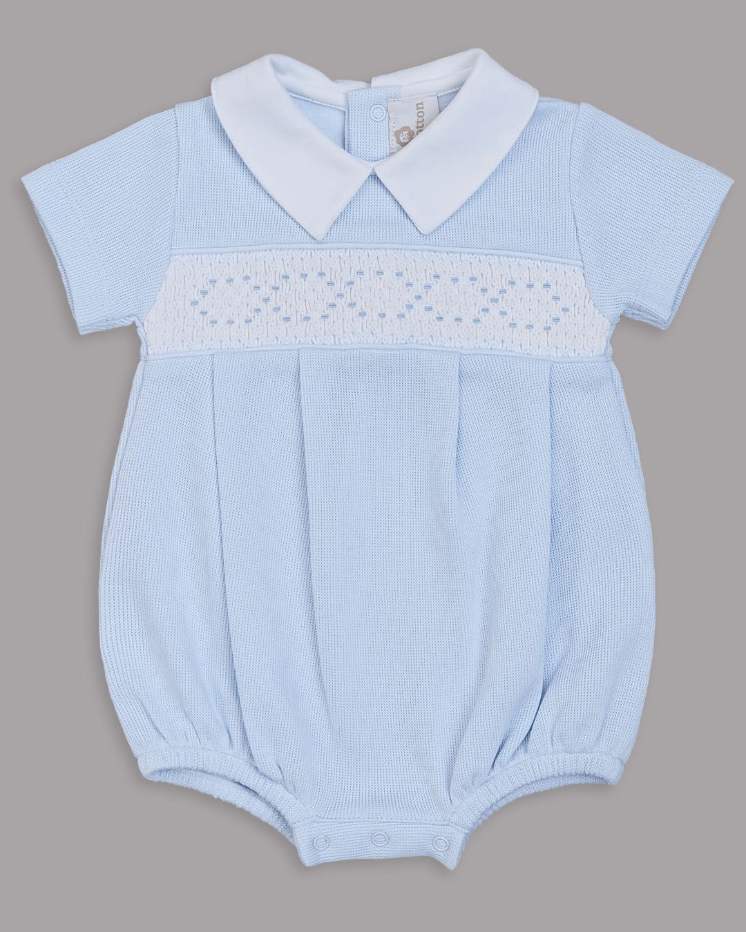 Delicado romper celeste, ideal para combinar elegância e maciez no dia a dia.