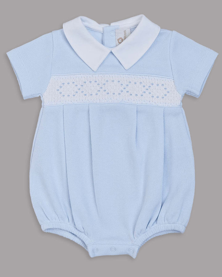 Delicado romper celeste, ideal para combinar elegância e maciez no dia a dia.