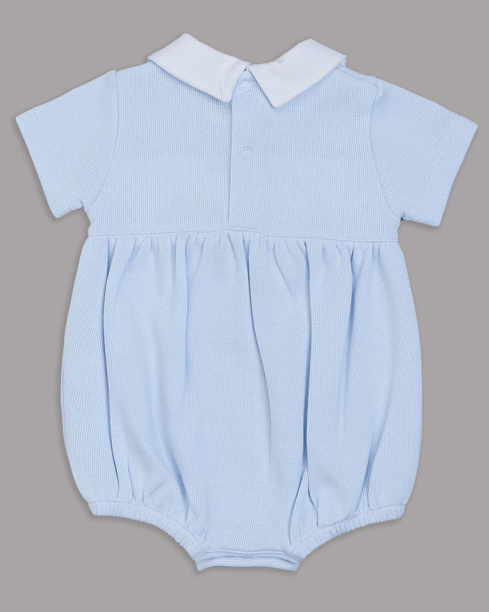 Delicado romper celeste, ideal para combinar elegância e maciez no dia a dia.