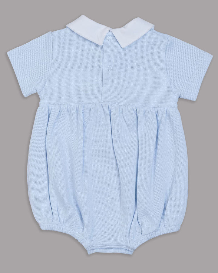 Delicado romper celeste, ideal para combinar elegância e maciez no dia a dia.