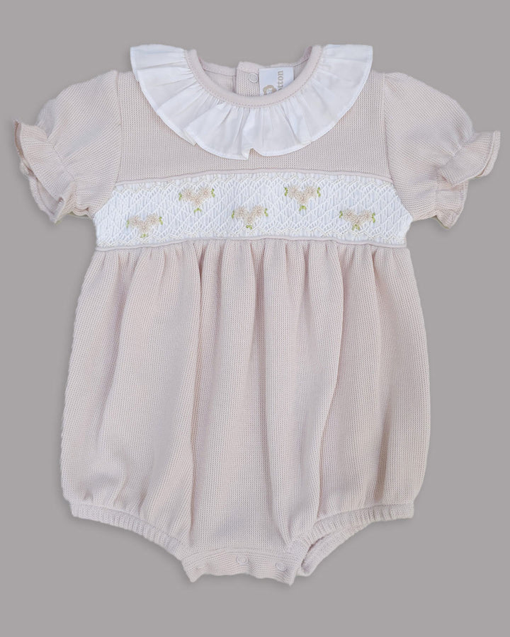 Romper na cor nude para bebê, desenho macio e versátil para combinar com qualquer vestimenta.