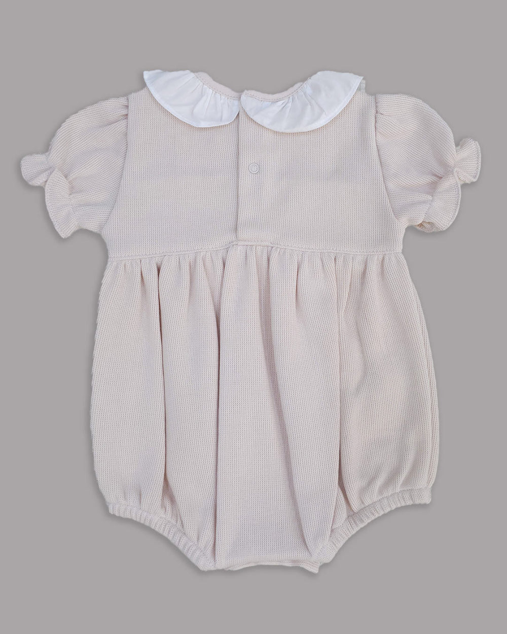 Romper na cor nude para bebê, desenho macio e versátil para combinar com qualquer vestimenta.
