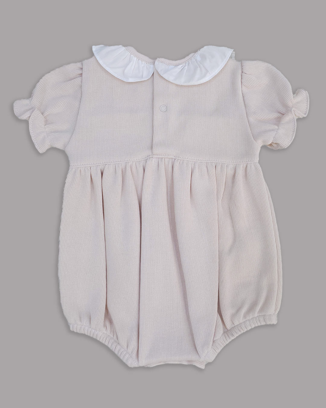 Romper na cor nude para bebê, desenho macio e versátil para combinar com qualquer vestimenta.