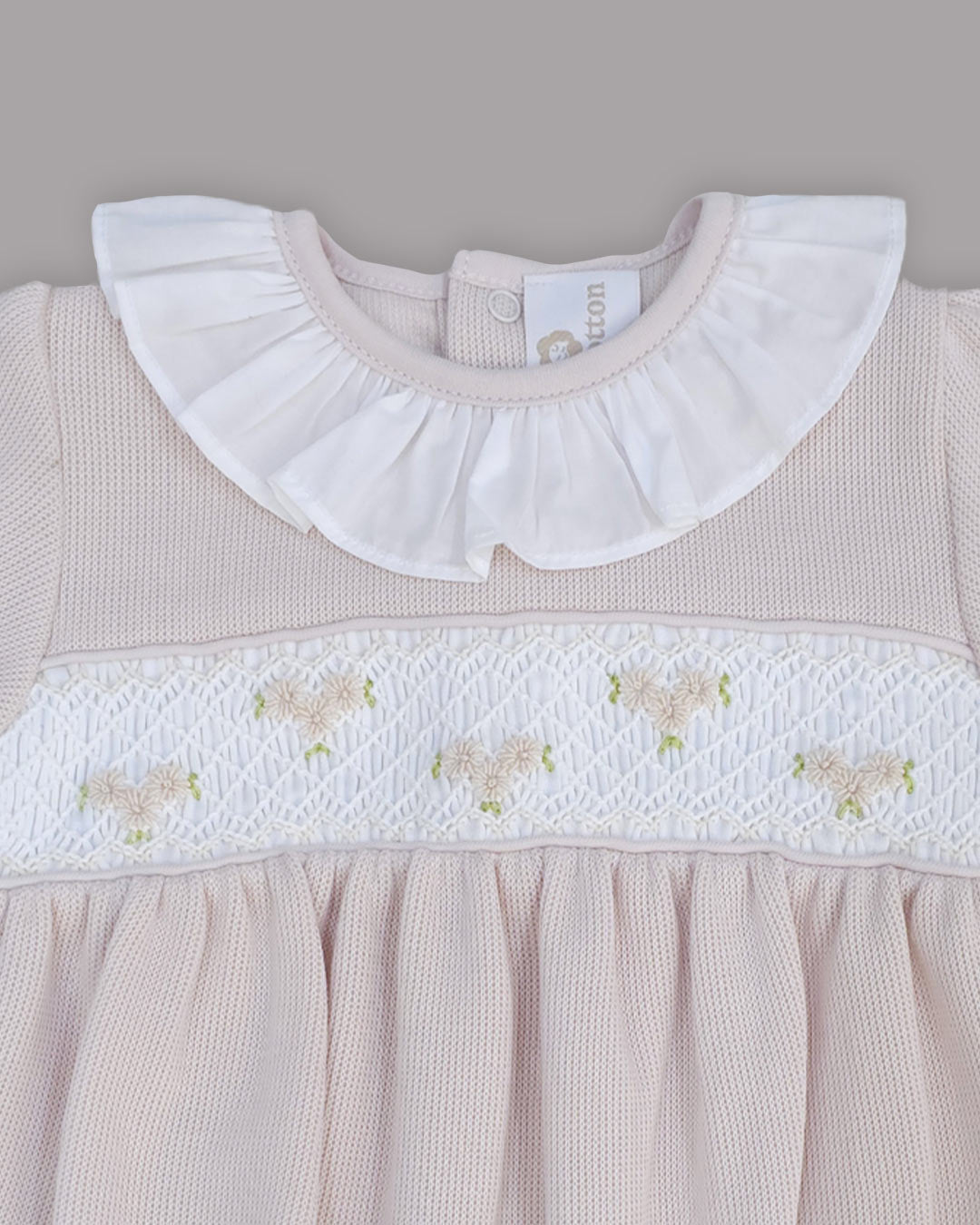 Romper na cor nude para bebê, desenho macio e versátil para combinar com qualquer vestimenta.