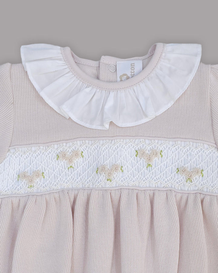 Romper na cor nude para bebê, desenho macio e versátil para combinar com qualquer vestimenta.