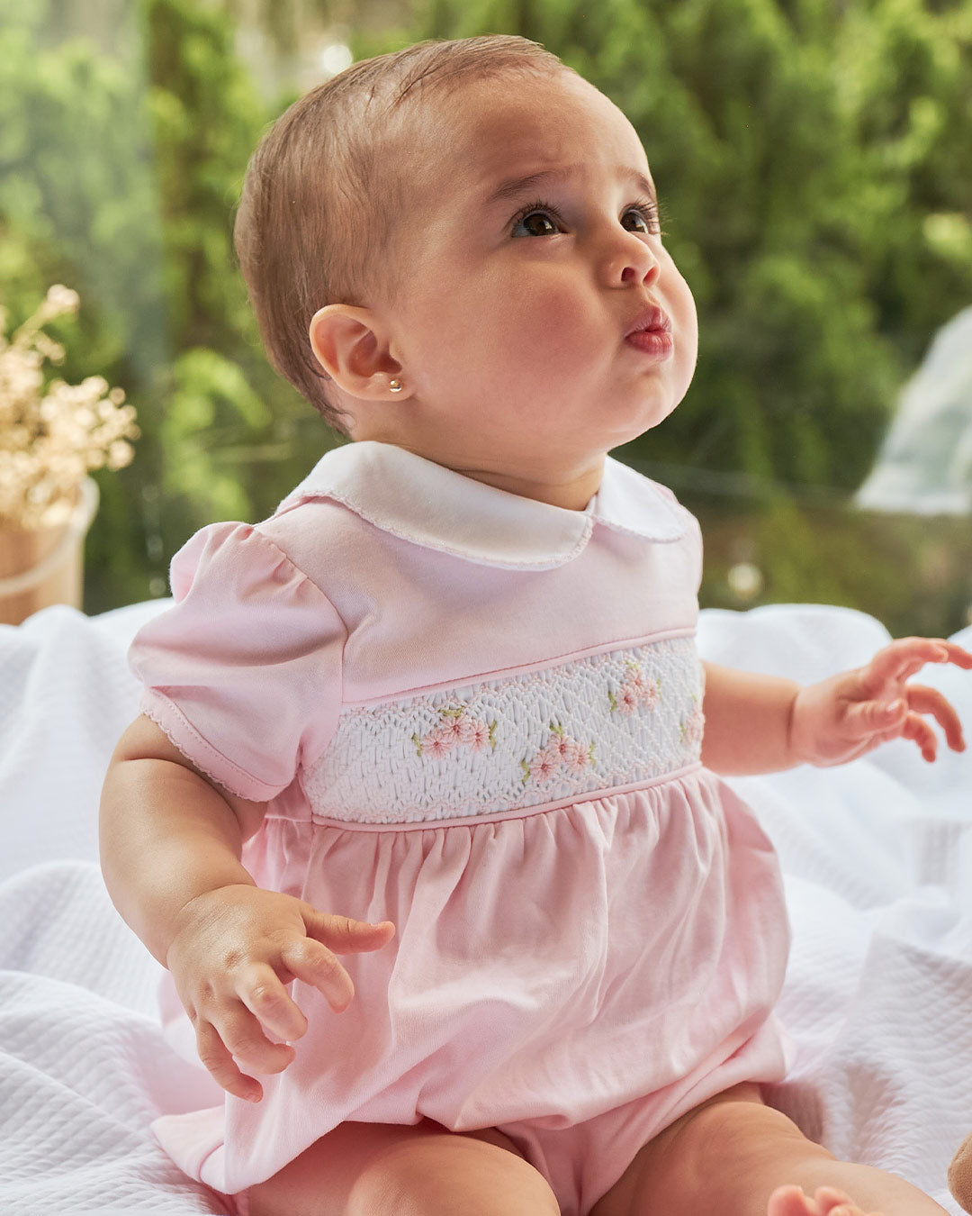 Romper rosa para bebê, delicado e encantador, perfeito para momentos especiais.