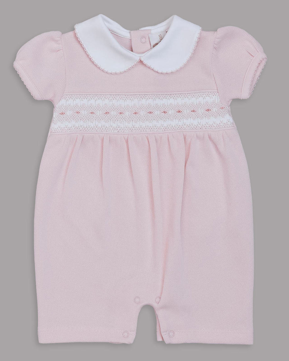 Macacão curto Dina para bebês na cor rosa com bordado smocking inglês 