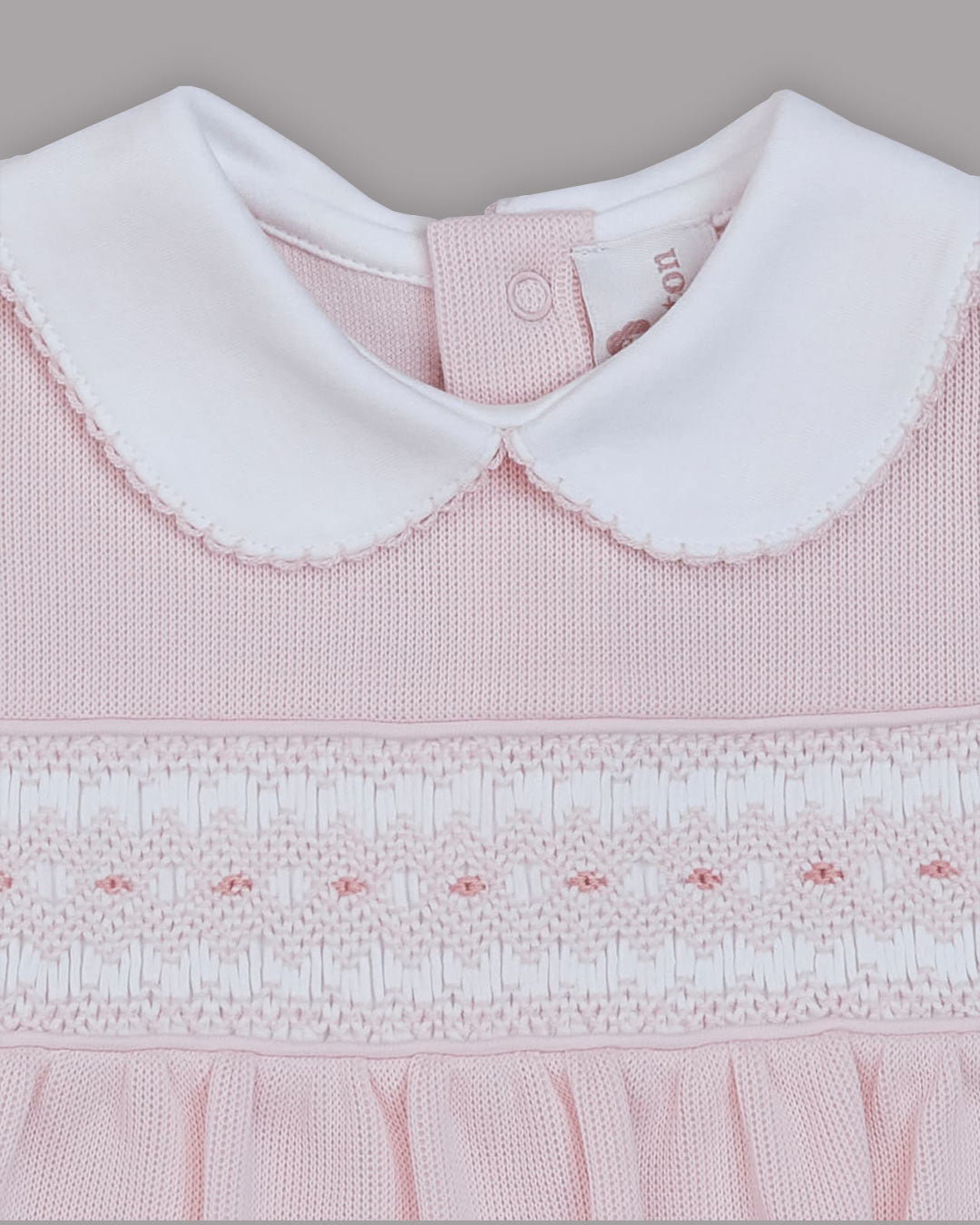Macacão curto Dina para bebês na cor rosa com bordado smocking inglês 