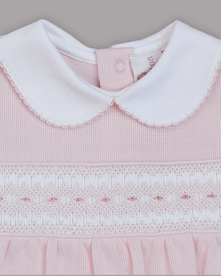 Macacão curto Dina para bebês na cor rosa com bordado smocking inglês 