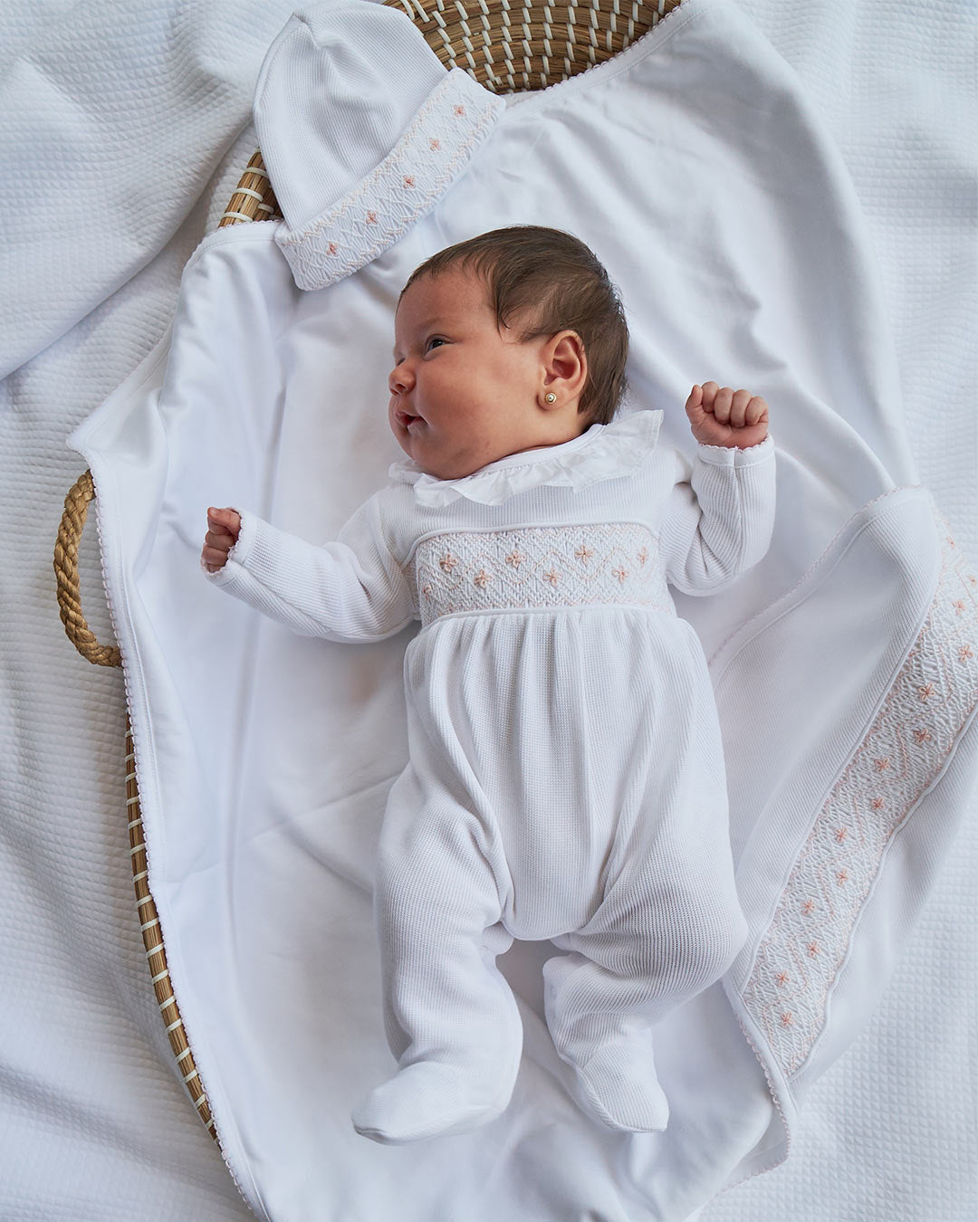 Conjunto de bemvinda com bordado a mão em algodão Pima branco para bebês meninas