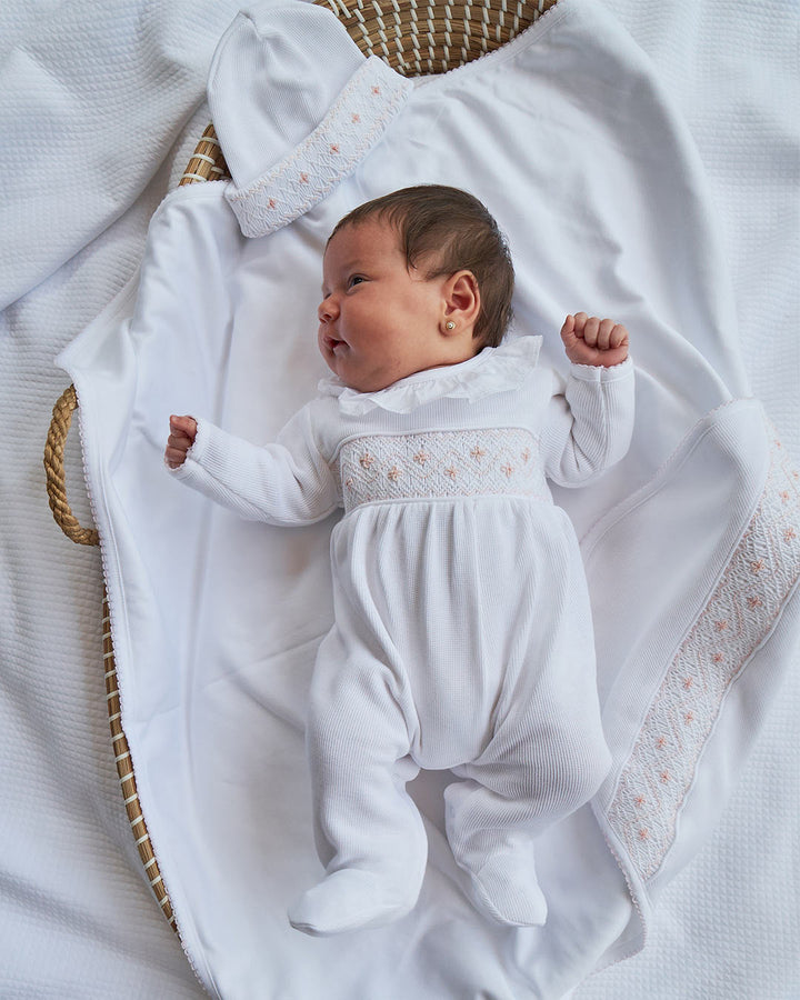 Conjunto de bemvinda com bordado a mão em algodão Pima branco para bebês meninas