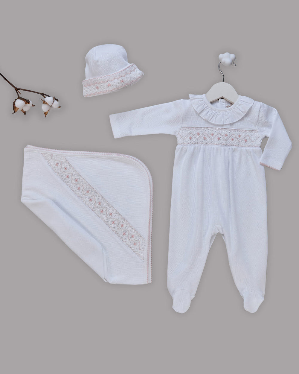 Conjunto de bemvinda com bordado a mão em algodão Pima branco para bebês meninas