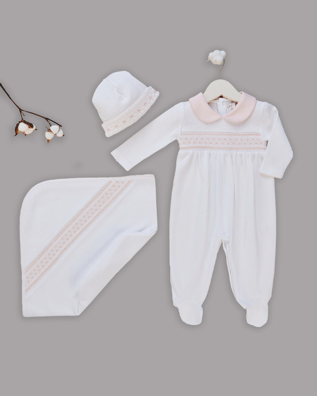 Conjunto de bemvinda com bordado a mão em algodão Pima branco para bebês meninas