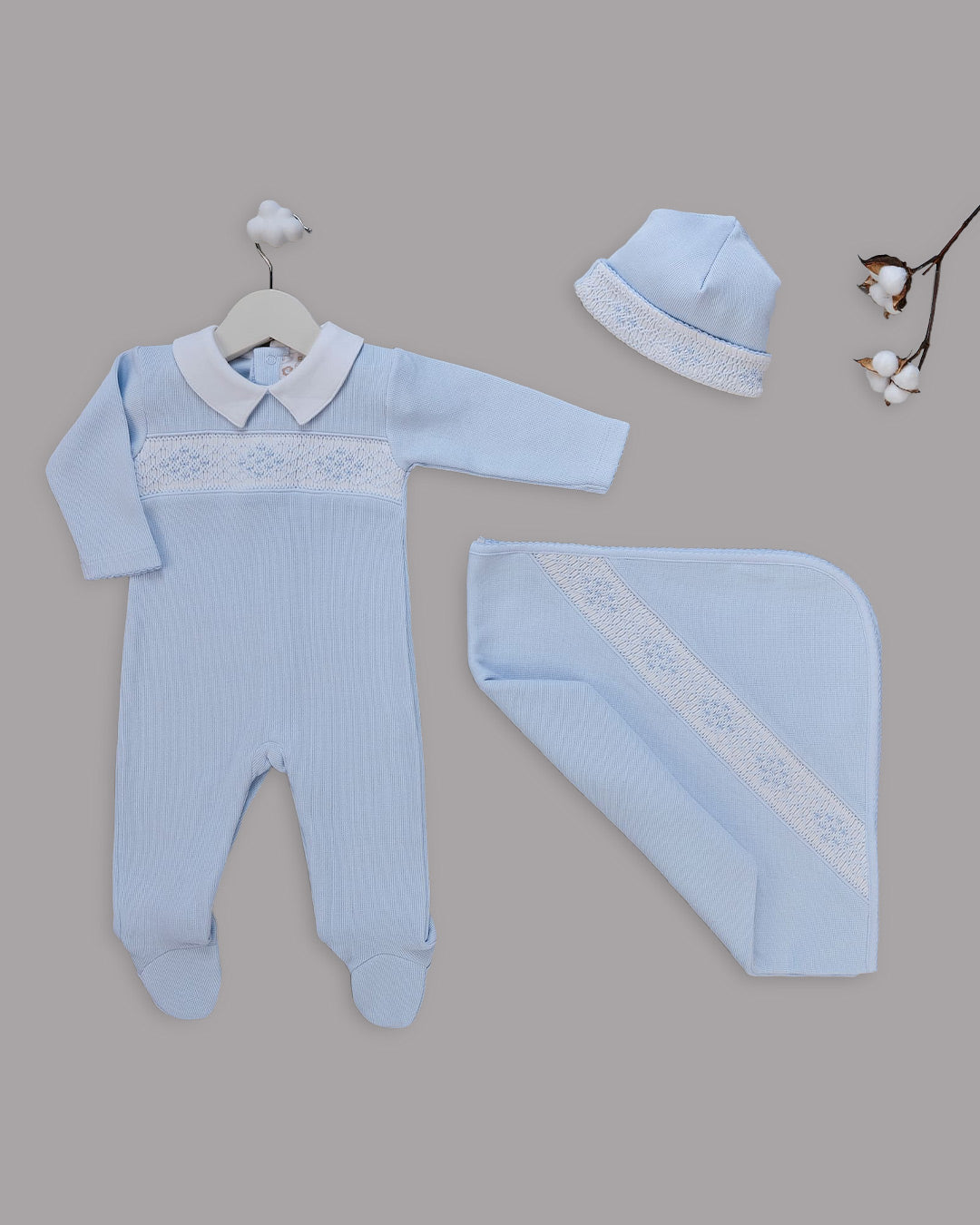 Enxoval de bemvinda com bordado à mão em algodão Pima celeste para bebês meninos
