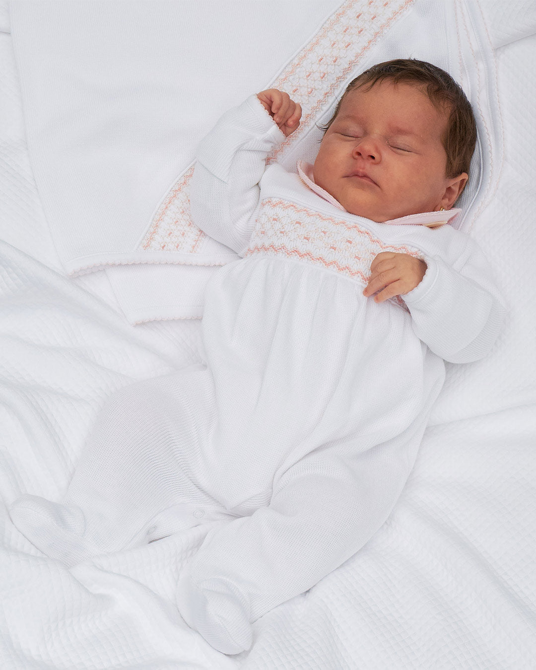 Conjunto de bemvinda com bordado a mão em algodão Pima branco para bebês meninas