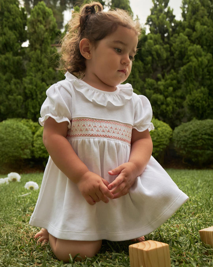 Mini Vestido Daphne para menina na cor branca com bordado smock