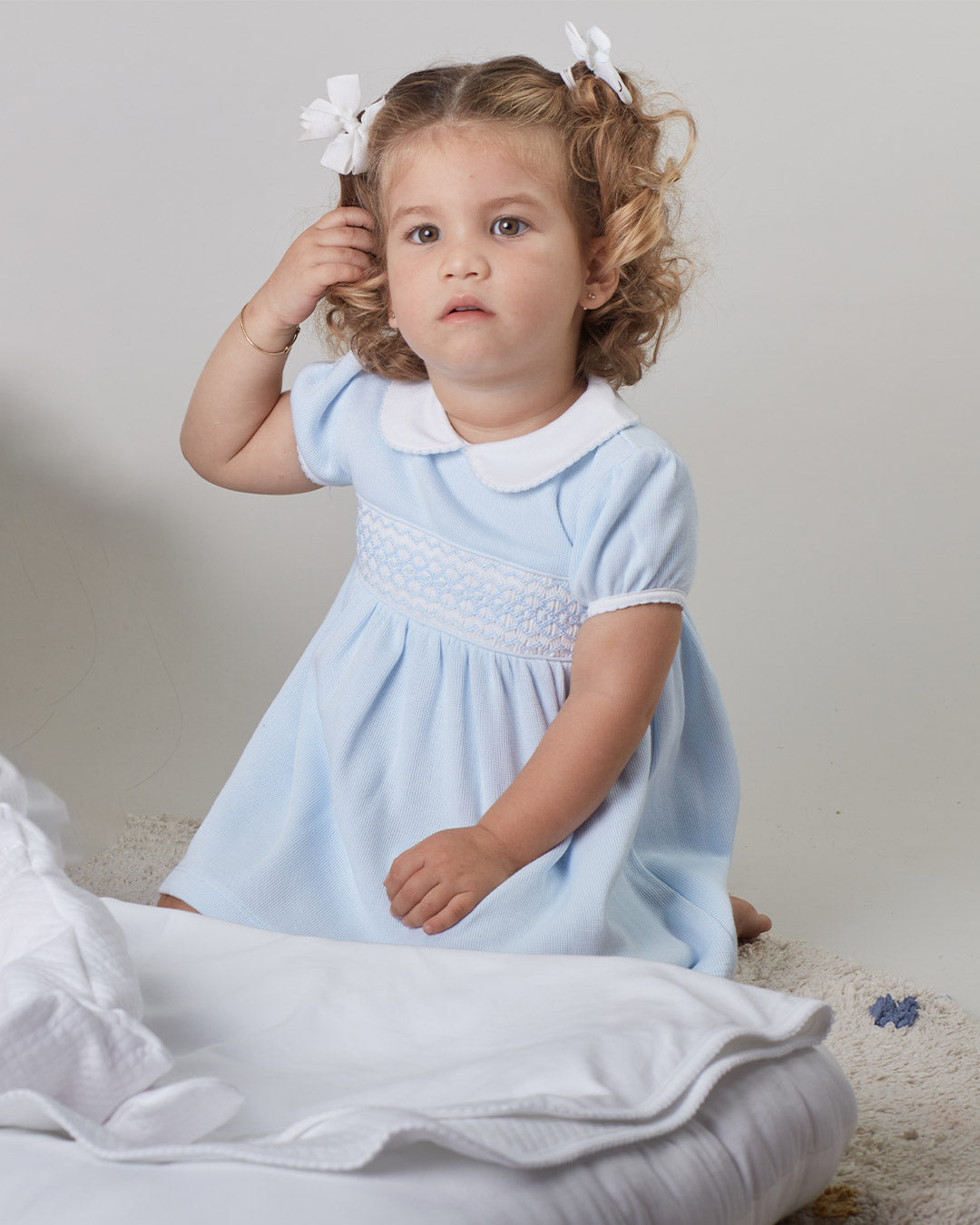 Mini Vestido Graffin para menina na cor celeste com bordado smock